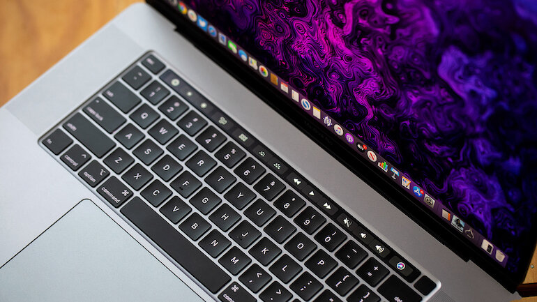 S novim MacBookom Pro 16'' u rukama – vratio nam se dobri stari moćni stroj!